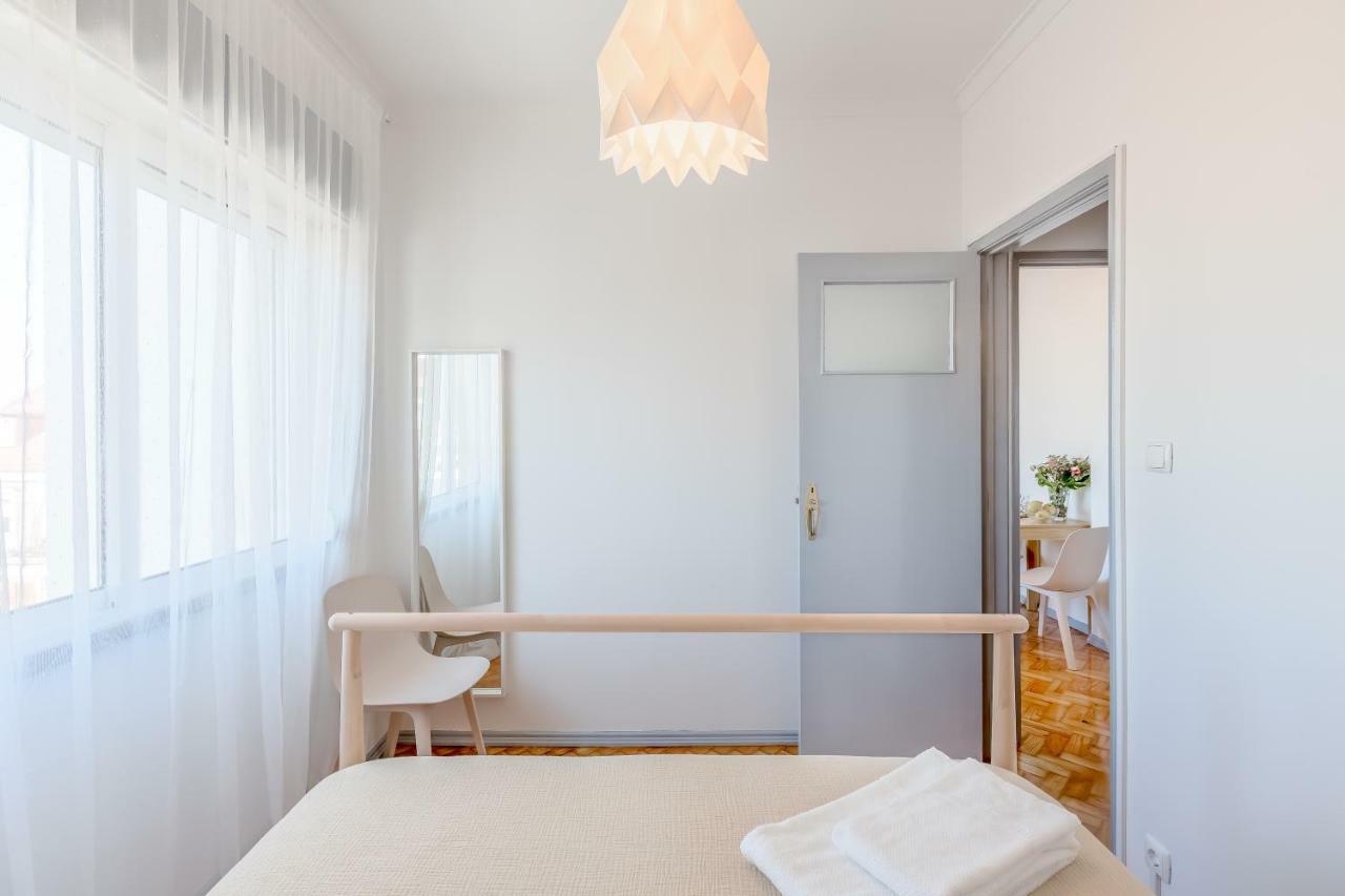 Renovated Sunny Apartment With Amazing Sunset Balcony , By Timecooler Lisboa Eksteriør billede